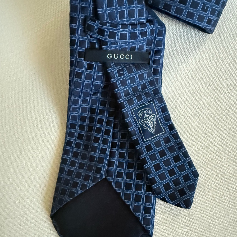 New! GUCCI Blue Geometric Pattern Silk Tie - Picture 4 of 16
